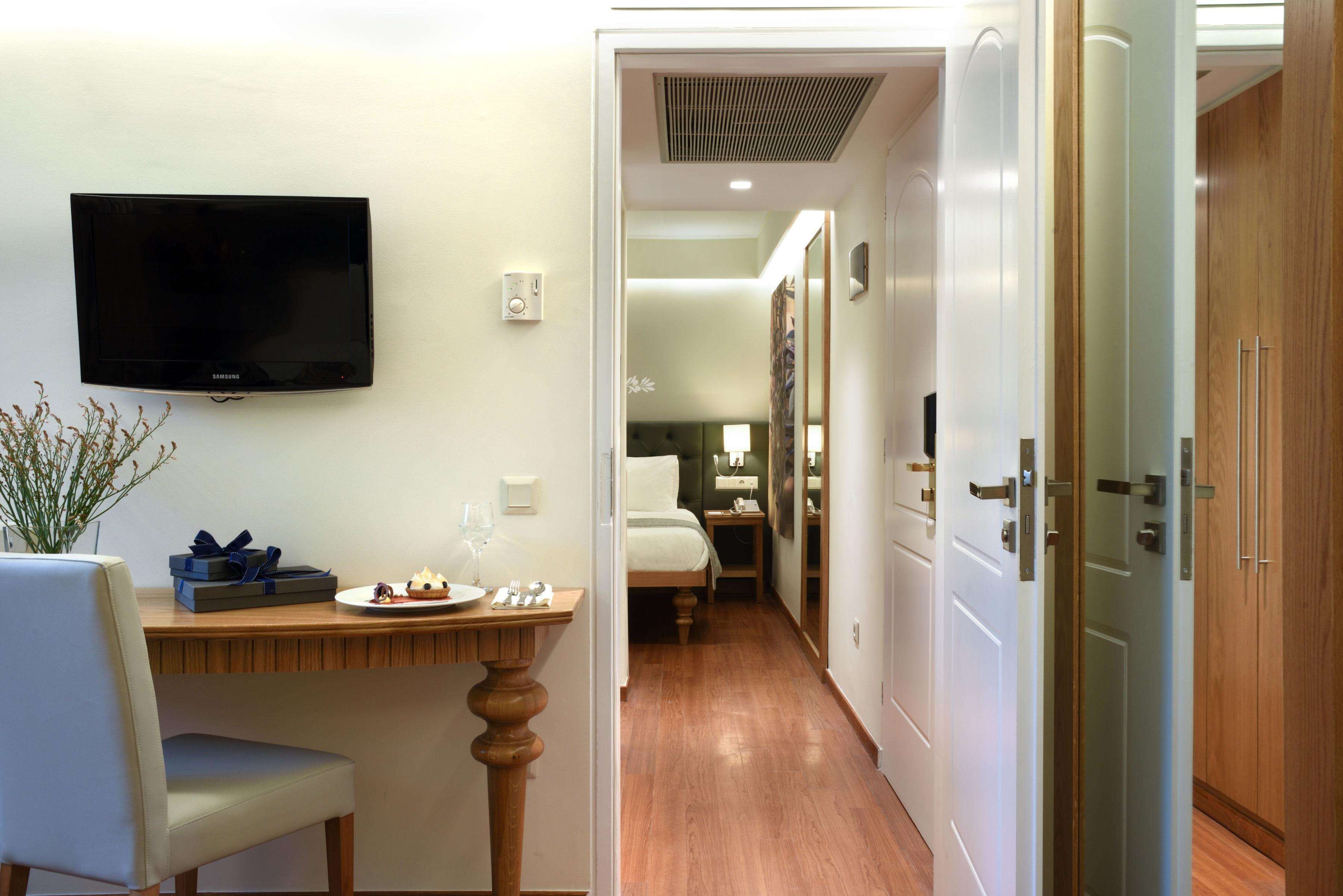 Deluxe Family Room City View | Minibar, in-room safe, desk, blackout curtains