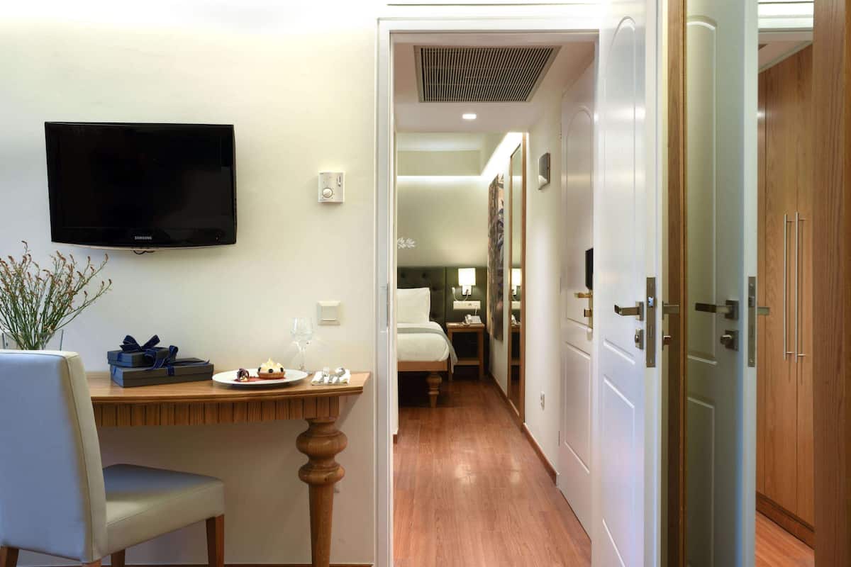 Superior kamer | Een minibar, een kluis op de kamer, een bureau, verduisterende gordijnen