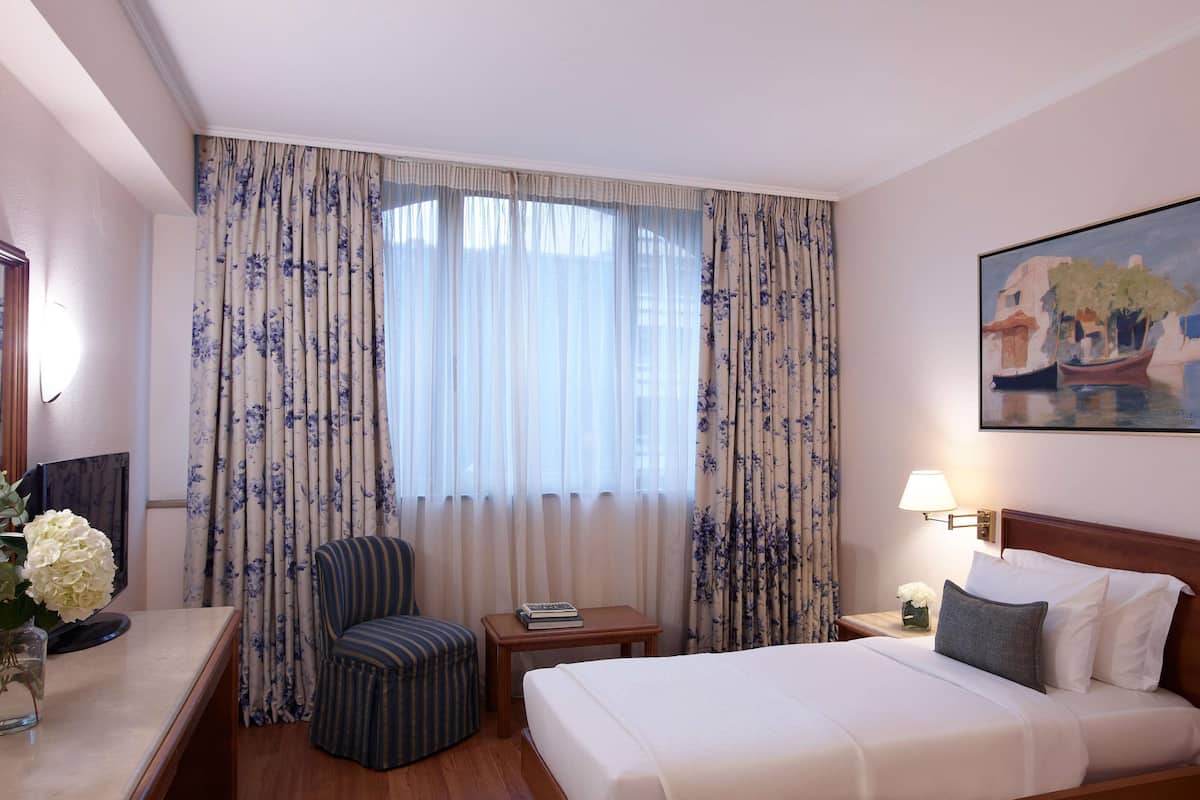 Eenpersoonskamer | Een minibar, een kluis op de kamer, een bureau, verduisterende gordijnen