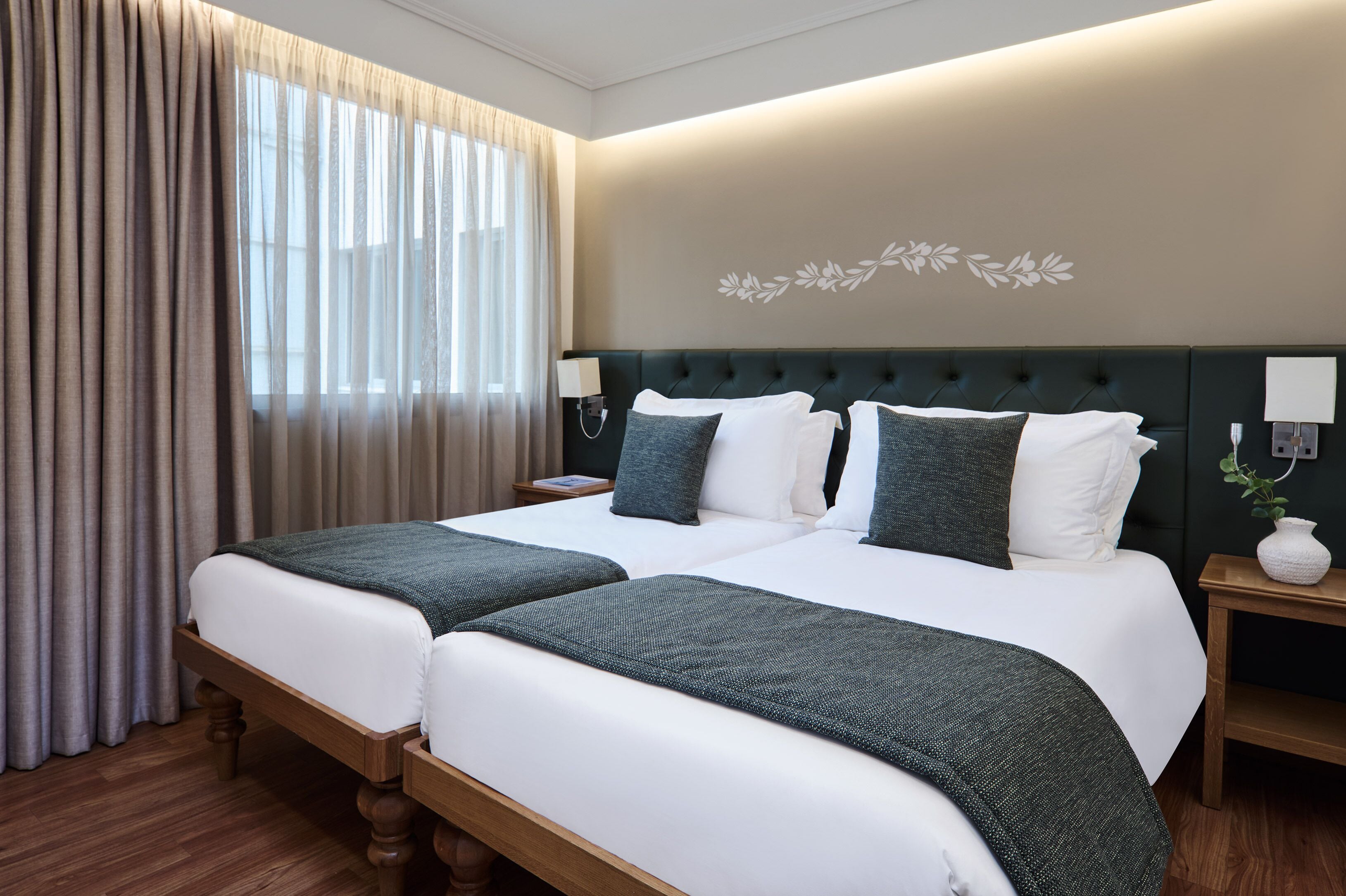 Superior Family Room Atrium View | Minibar, coffre-fort, bureau, rideaux d’obscurcissement