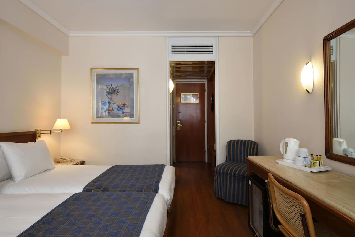 2 bedrooms, minibar, in-room safe, desk