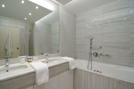 Titania Hotel - Image 72