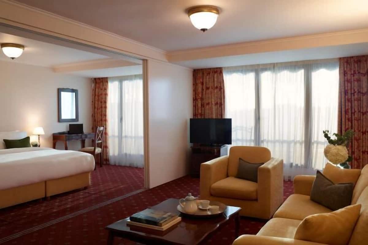 2 bedrooms, minibar, in-room safe, desk
