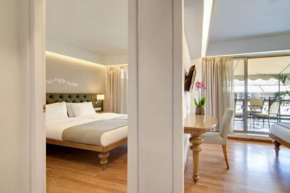 2 bedrooms, minibar, in-room safe, desk