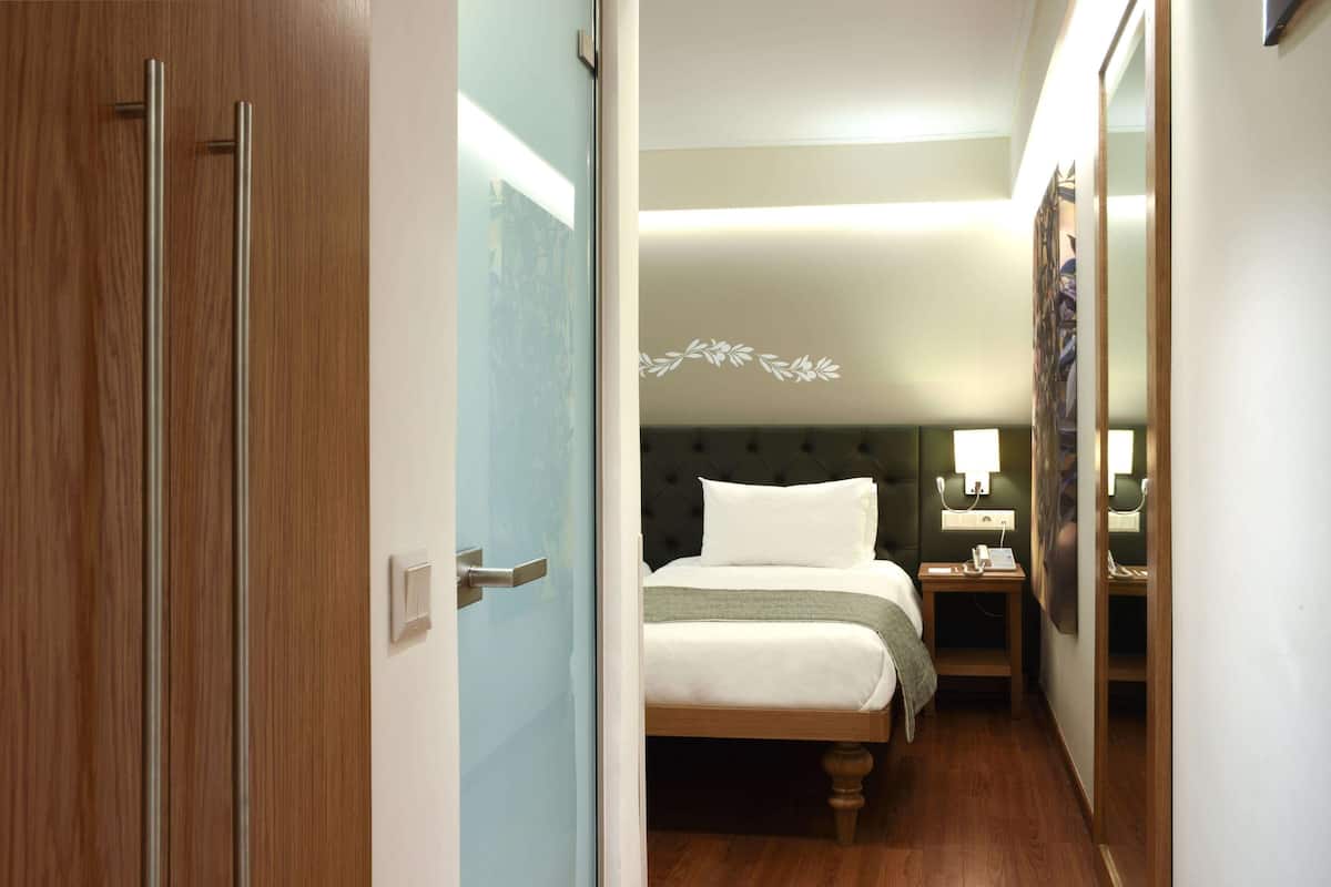 Superior kamer | Een minibar, een kluis op de kamer, een bureau, verduisterende gordijnen