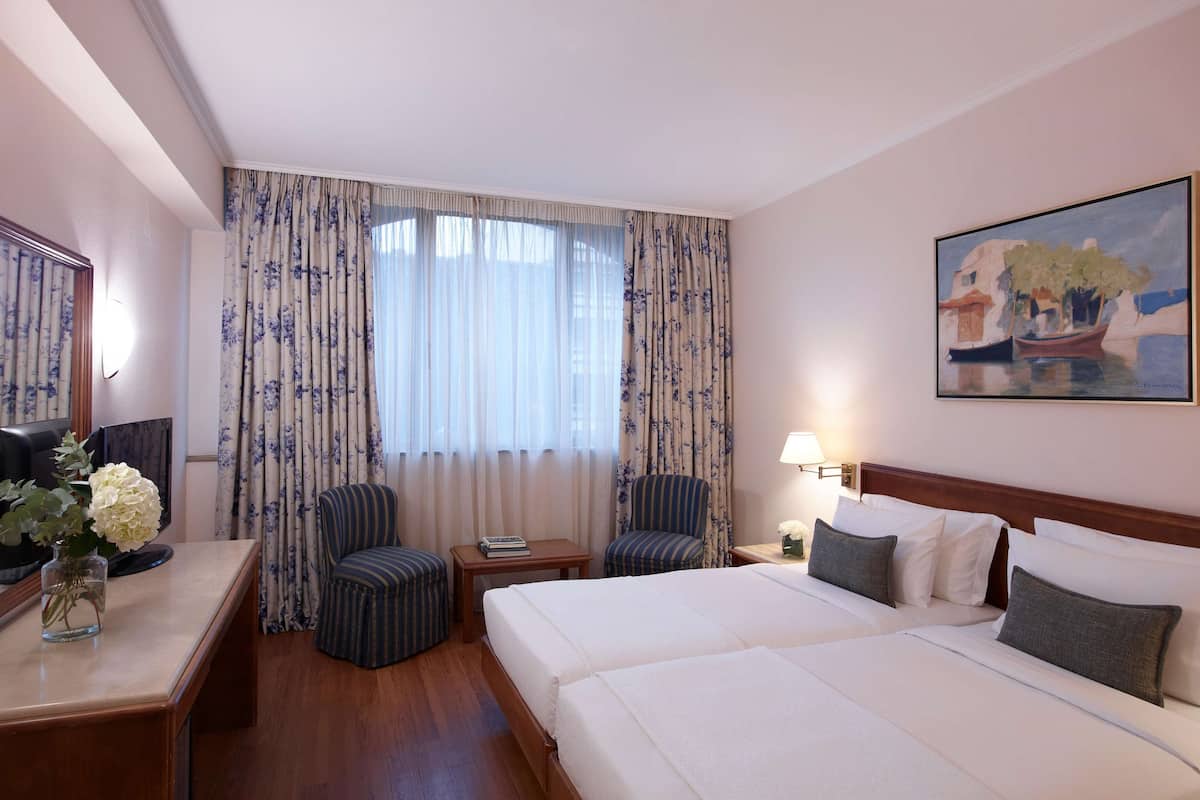 Standaard tweepersoonskamer | Een minibar, een kluis op de kamer, een bureau, verduisterende gordijnen