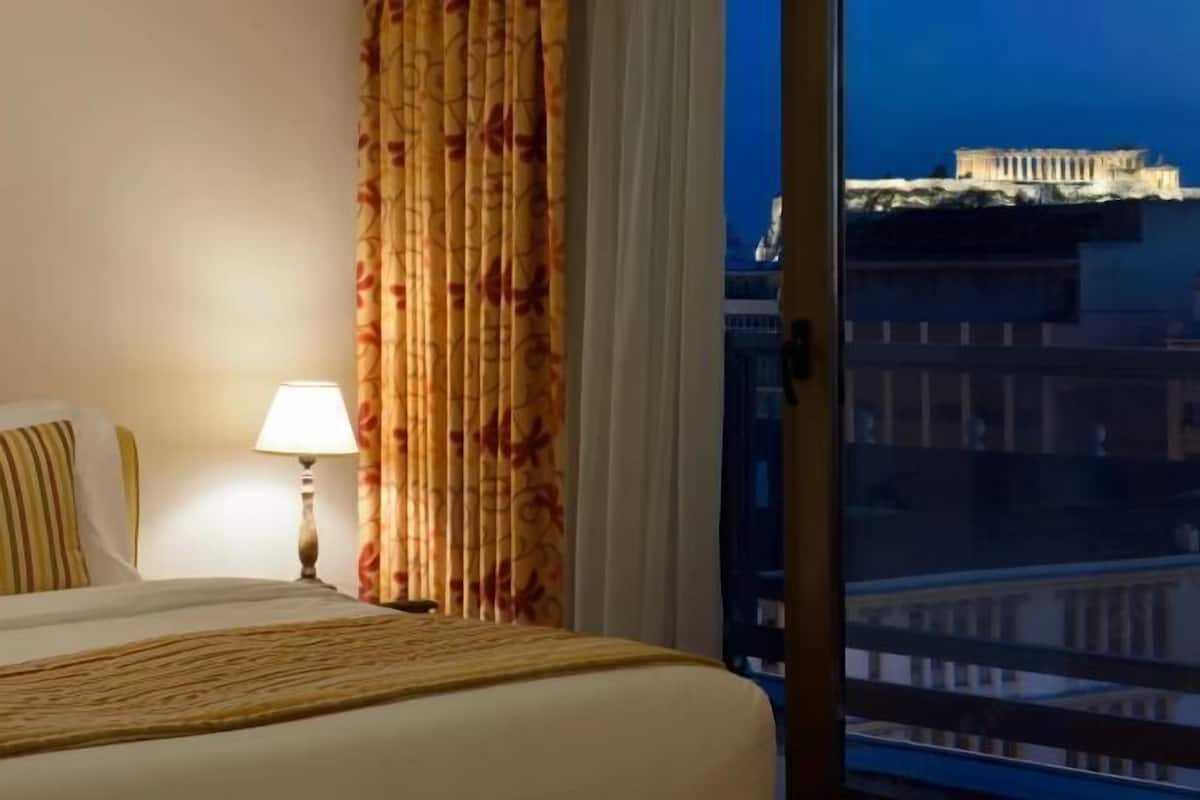 2 bedrooms, minibar, in-room safe, desk