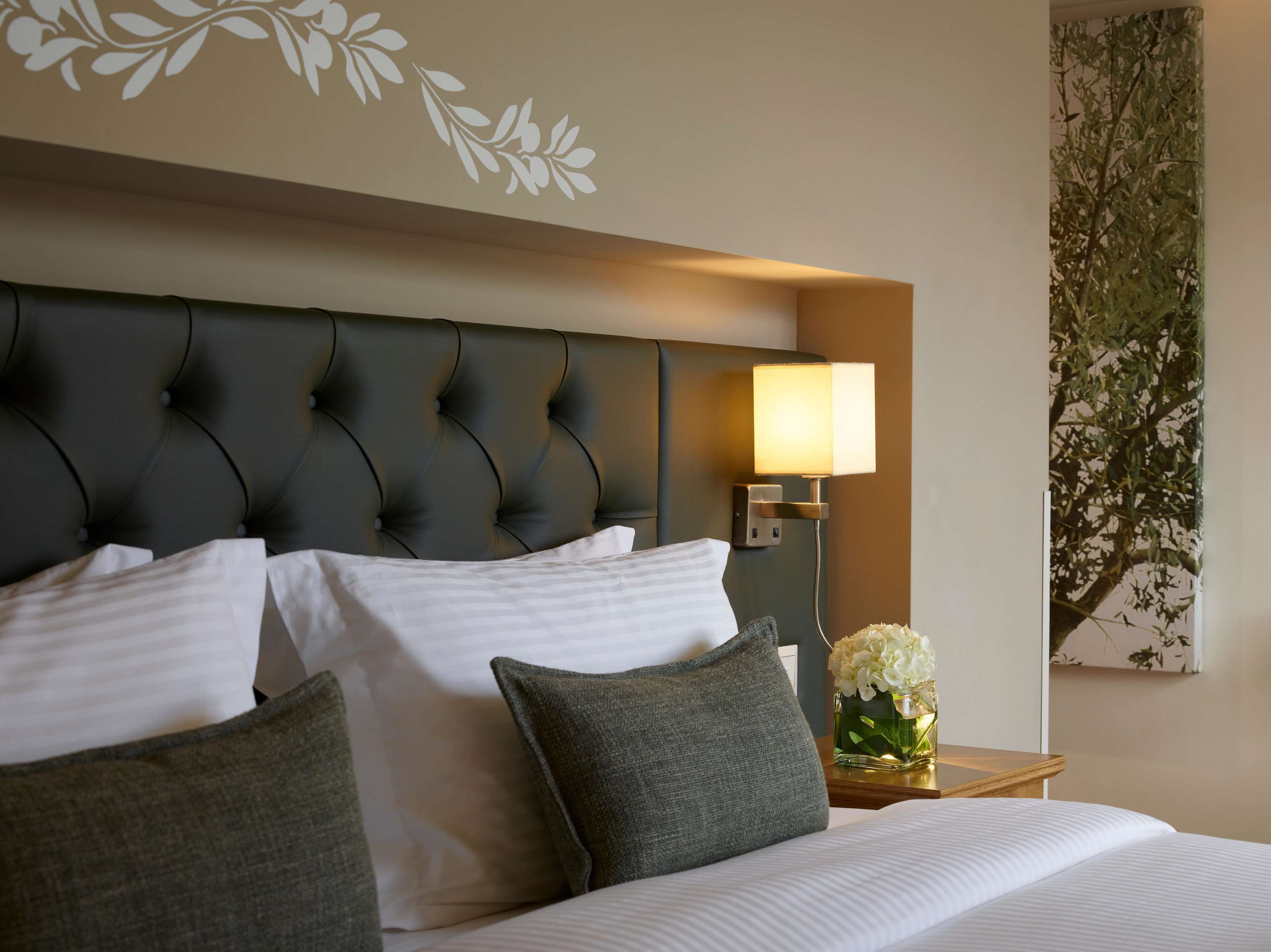 Superior Room Atrium View | Minibar, in-room safe, desk, blackout curtains