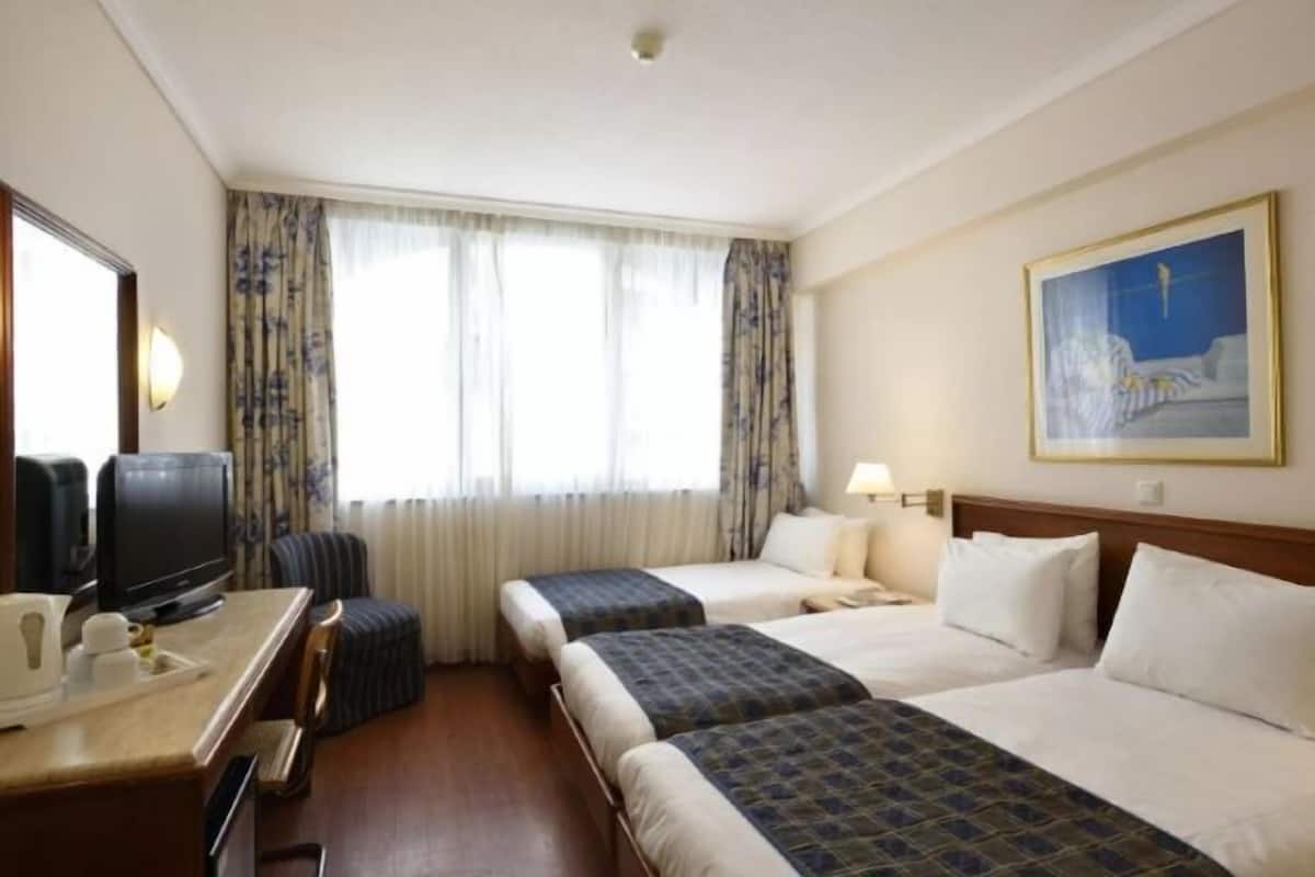 2 bedrooms, minibar, in-room safe, desk