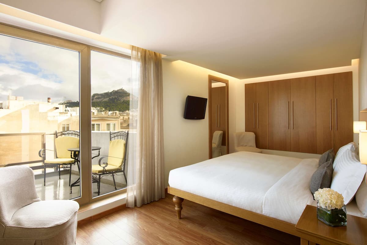 Standaard tweepersoonskamer | Een minibar, een kluis op de kamer, een bureau, verduisterende gordijnen