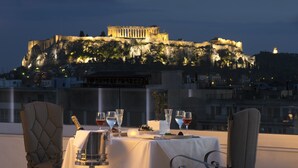 Una mesa lista para comer con vista a un edificio histórico al fondo.