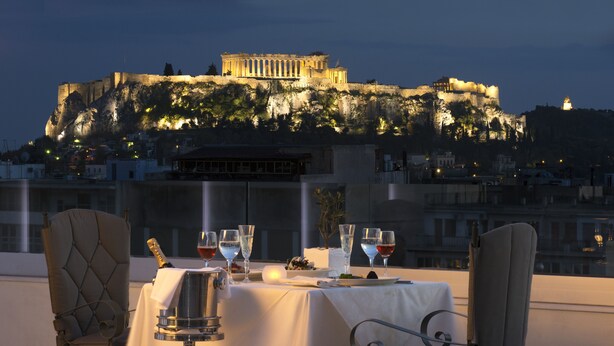 Una mesa lista para comer con vista a un edificio histórico al fondo.