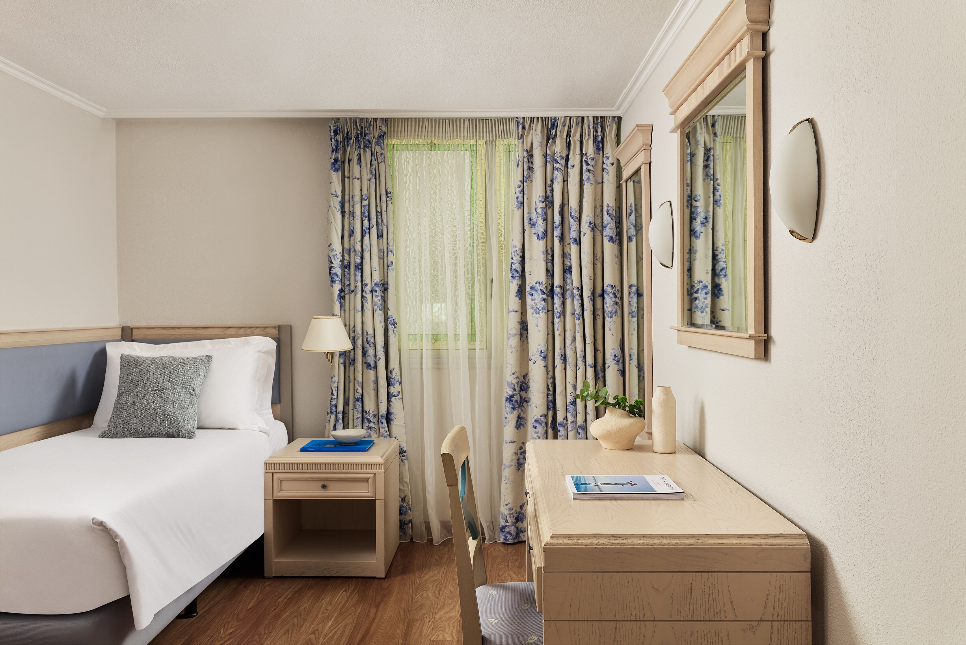 Standard Single | Minibar, caja fuerte, escritorio y cortinas opacas