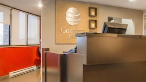 Un mostrador de recepción con un cartel que dice "Comfort Inn".