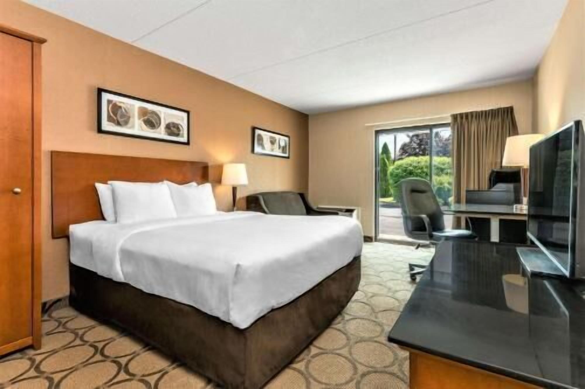 Premium bedding, pillowtop beds, desk, blackout drapes
