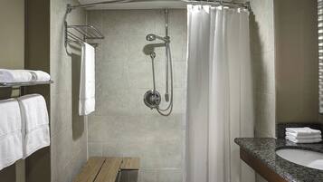 Tina con regadera, amenidades de baño gratuitas, secadora de cabello