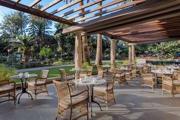 Desayuno buffet todos los días (EUR 27 por persona) 