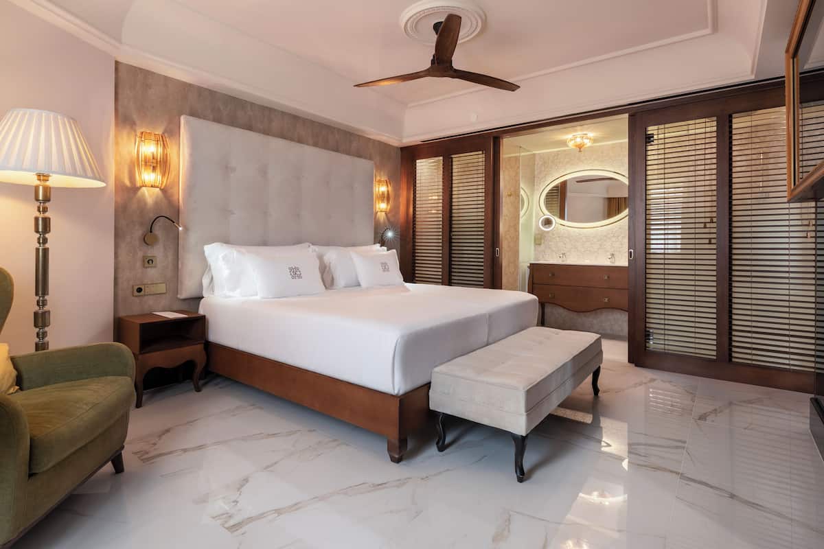 Minibar, coffres-forts dans les chambres, rideaux occultants