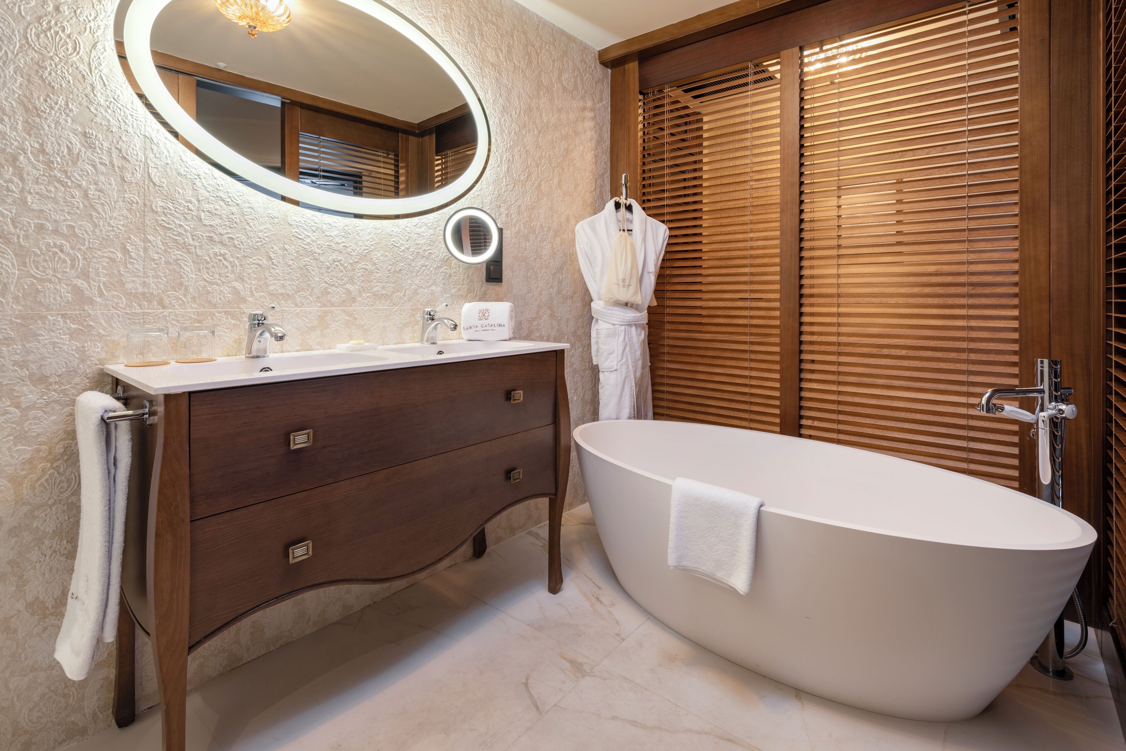 Suite Deluxe | Minibar, coffres-forts dans les chambres, rideaux occultants