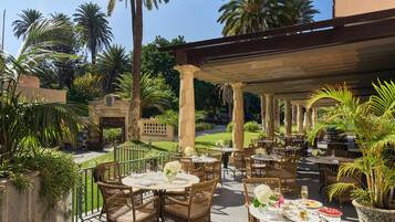 Daily buffet breakfast for a fee