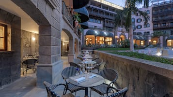 3 restaurants, lunch served
