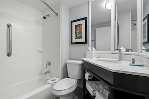 Duschwanne, kostenlose Toilettenartikel, Haartrockner, Handtücher