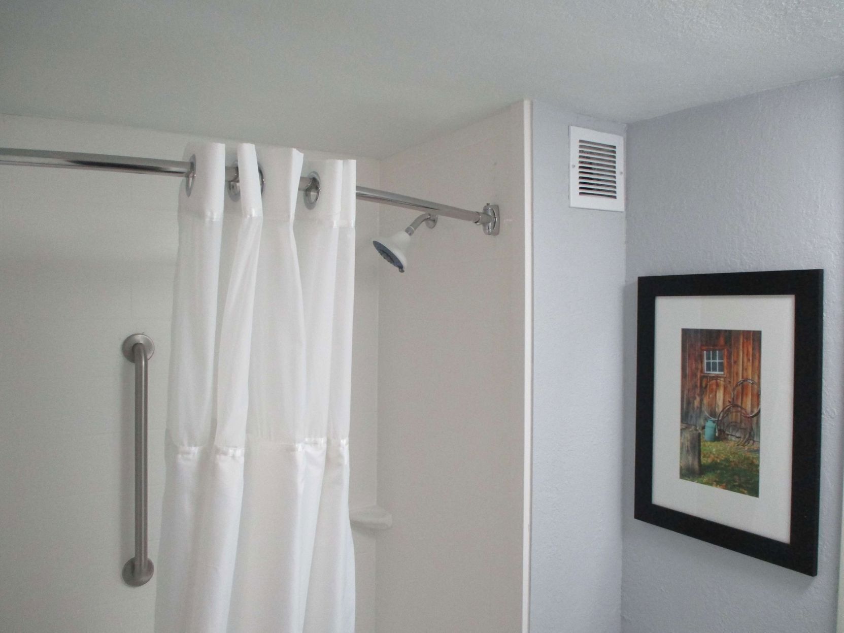 Bathroom | Combined shower/tub, free toiletries, hair dryer, towels
