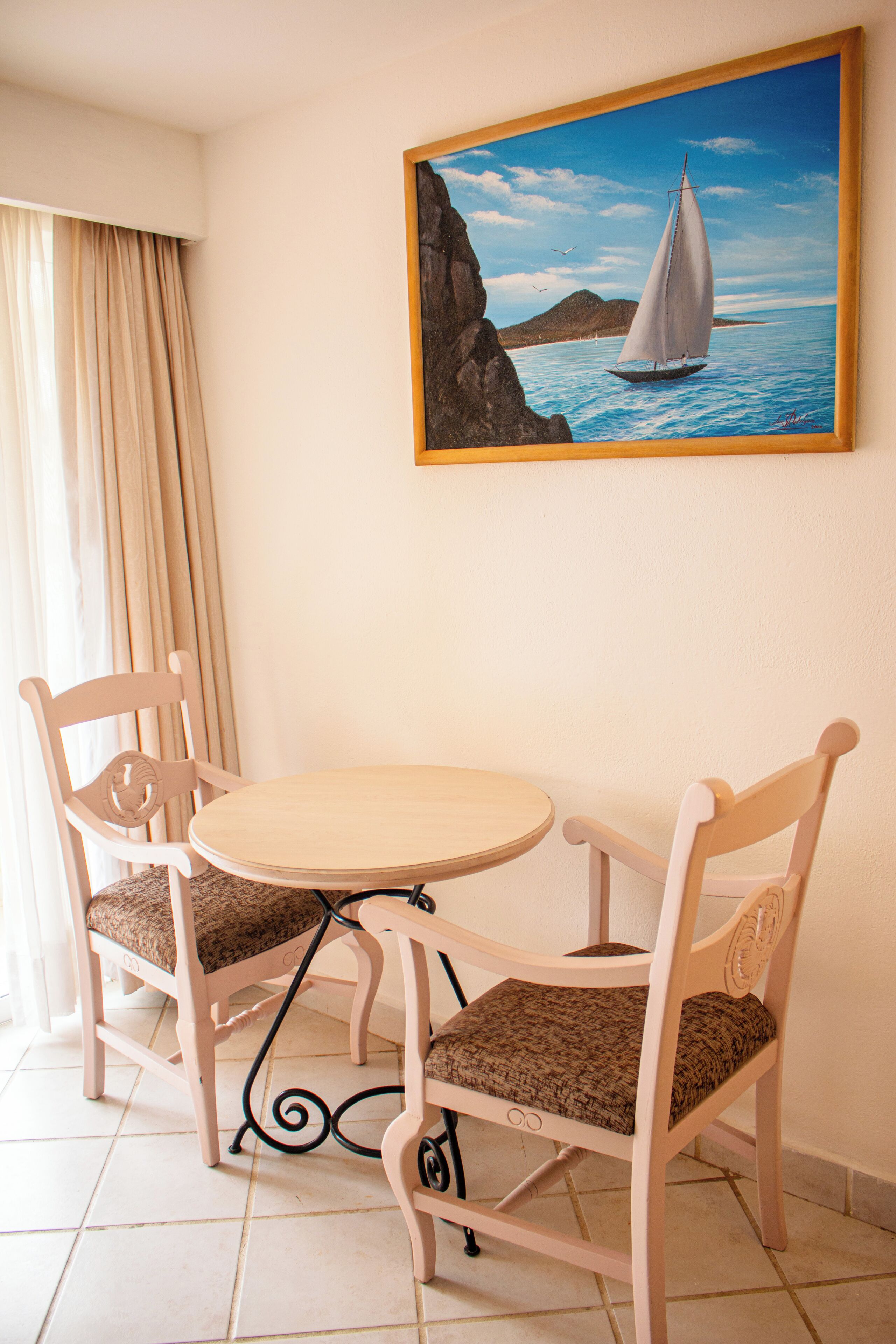 Een kluis op de kamer, een bureau, een strijkplank/strijkijzer