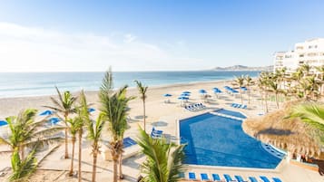 Piscine extérieure, parasols de plage, chaises longues