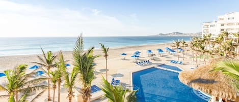 Piscine extérieure, parasols de plage, chaises longues