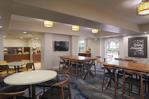 Free daily buffet breakfast - Fairfield Inn & Suites San Diego Old Town (San Diego)