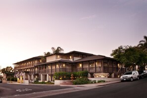 Front of property – evening/night - Fairfield Inn & Suites San Diego Old Town (San Diego)