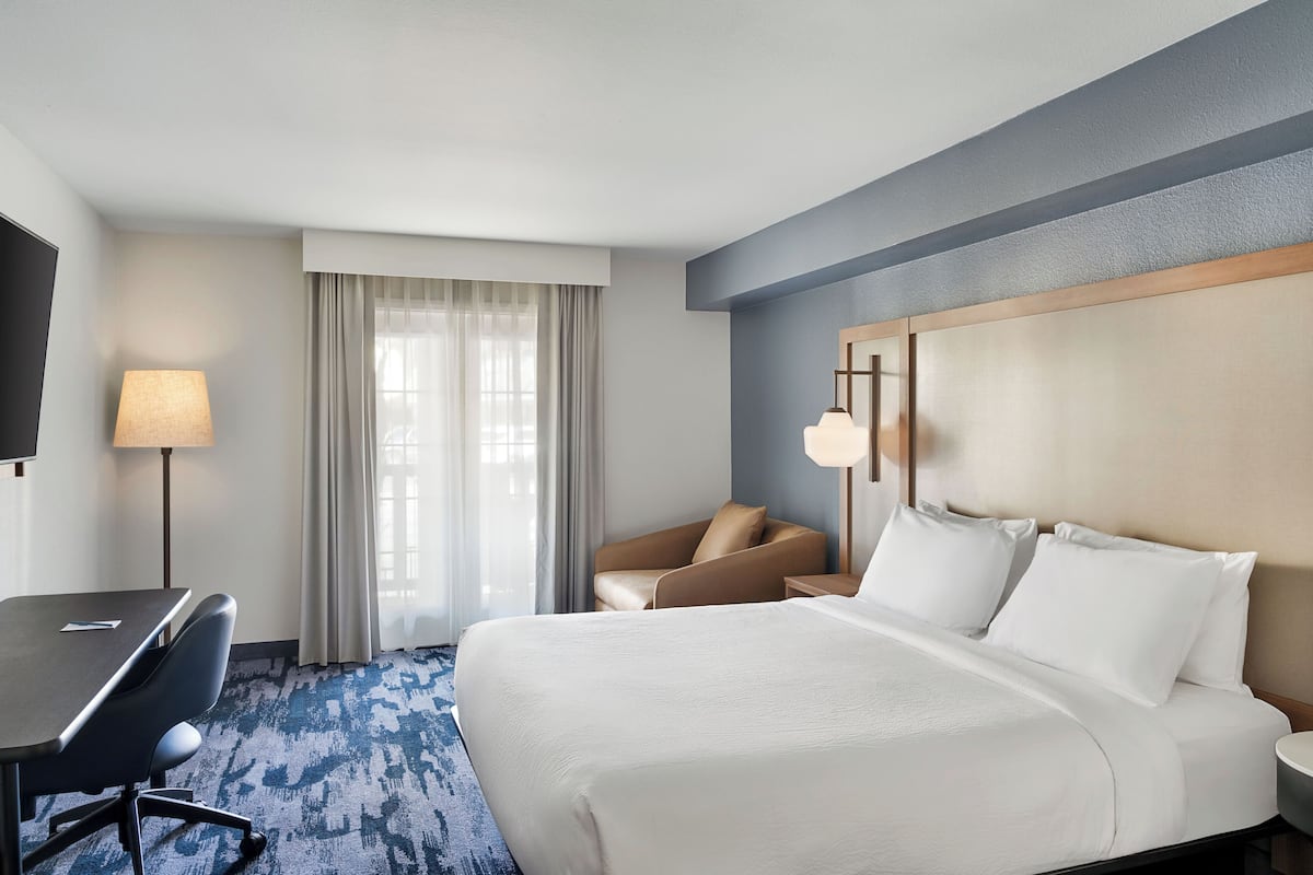 Cofres nos quartos, escrivaninha, cortinas blackout