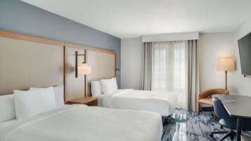 Caja de seguridad en la habitación, escritorio y cortinas blackout