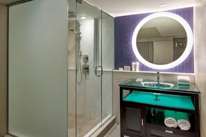 Chuveiro, produtos de toalete grátis, secador de cabelo