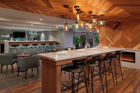 Restaurant. Fairfield by Marriott Montreal Downtown