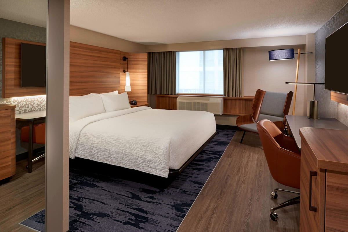 Room, 1 King Bed, Non Smoking | 1 bedroom, in-room safe, desk, blackout drapes