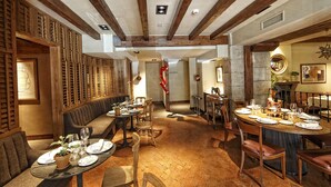 Un comedor amplio con techos altos, vigas de madera y una variedad de opciones de asiento, incluyendo mesas y bancos.