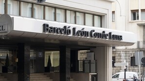 Fachada moderna del hotel Barceló León Conde Luna, con amplias ventanas y una entrada destacada.