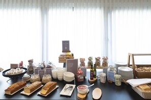 Se ofrece un desayuno bufé todos los días (por un coste adicional)