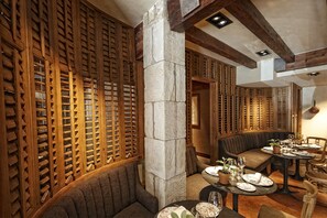 2 restaurants; lunch and dinner served