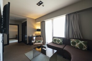 Deluxe Suite | 1 bedroom, premium bedding, minibar, in-room safe