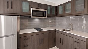 Refrigerador, microondas, cafetera/tetera, freezer