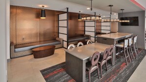 Una cocina moderna con una isla central, zona de estar y electrodomésticos integrados.