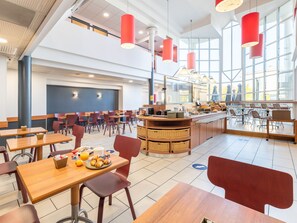 Tägliches Frühstücksbuffet (10.95 EUR pro Person)