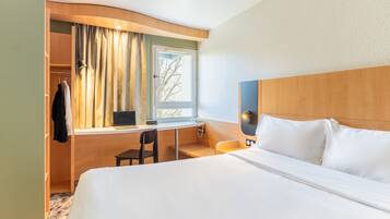 أغطية فراش متميزة وأسرّة بطبقة علوية مريحة ومكتب