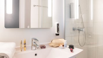 Ducha, artículos de tocador ecológicos, secador de pelo, toallas