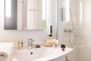 Ducha, artículos de higiene personal ecológicos y secador de pelo