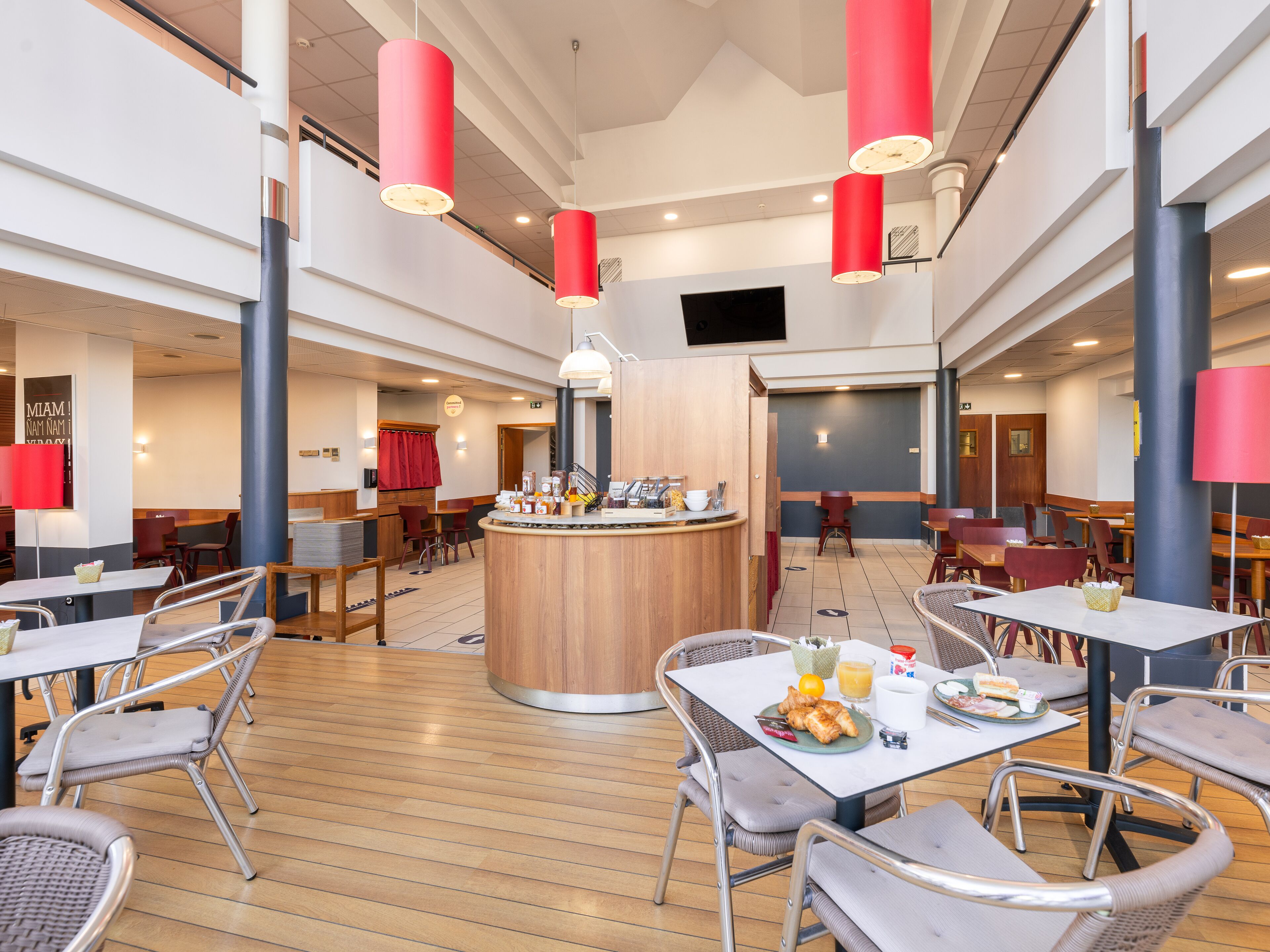 daily buffet breakfast for a fee