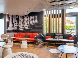 Bar (on property) - B&B HOTEL Lyon Eurexpo Bron (Bron)